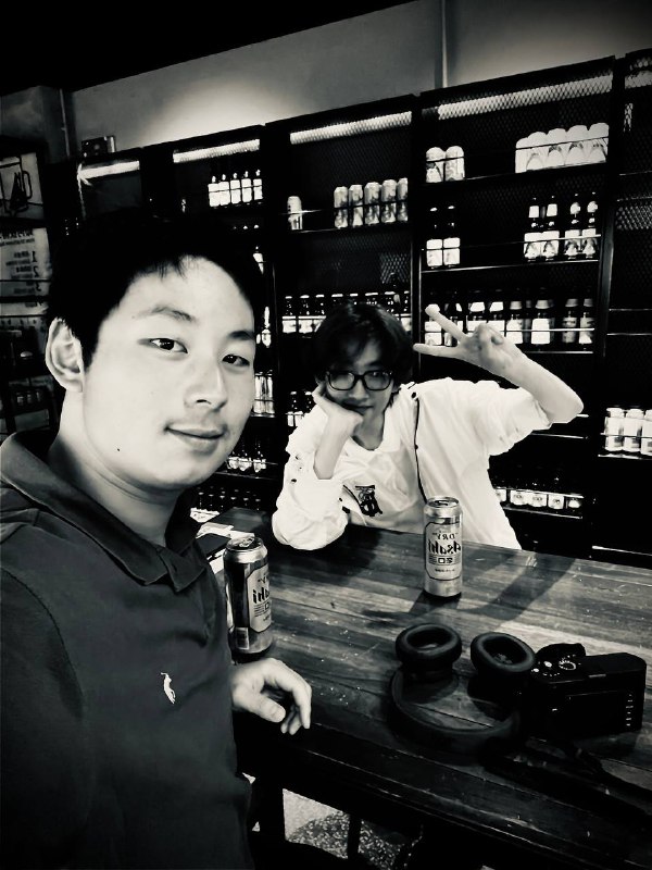 Summer memories back in Shanghai at BeerPlus with Jack Jiang at a drink meetup with commemorate photos shot by him with his Lica lenses. #photo #dailyImage credit