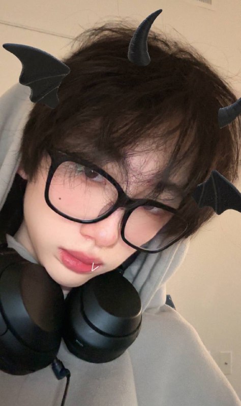 One of those mysterious moment with my hair outbeating curliness with straight hairs after a meticulous hair wash. The alternation of my hairstyle largely varies by randomness rather than a fixated manner, let’s see how much more time it is going to take until it rolls back to curl again. #daily #lifeOne of those mysterious moment with my hair outbeating curliness with straight hairs after a meticulous hair wash. The alternation of my hairstyle largely varies by randomness rather than a fixated manner, let’s see how much more time it is going to take until it rolls back to curl again. #daily #life